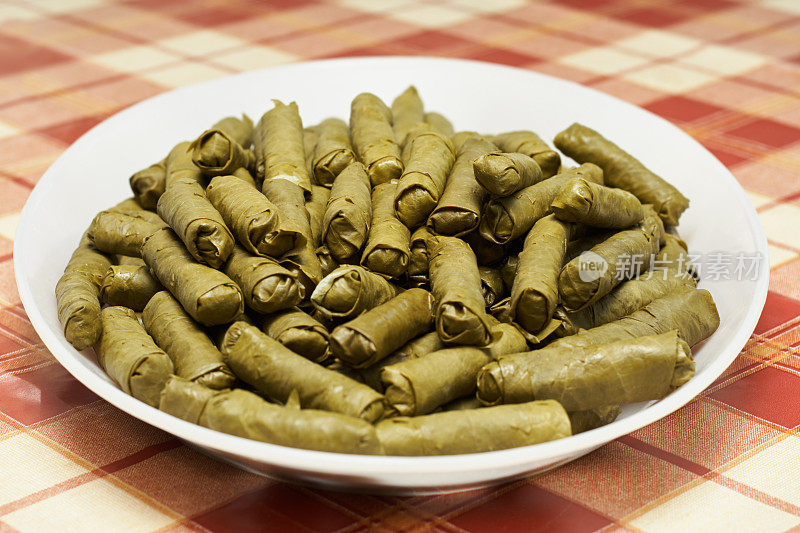 Dolma - Sarma - Dolmades。著名的开胃菜酿葡萄叶饭